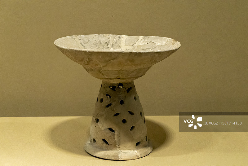 湖北省博物馆“极目楚天——湖北古代文明展”：陶豆（屈家岭文化时期，石首走马岭出土）图片素材