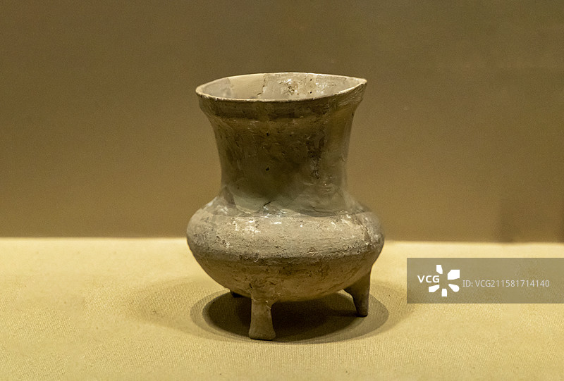 湖北省博物馆“极目楚天——湖北古代文明展”：陶鼎（油子岭文化时期，武昌放鹰台23号墓出土）图片素材