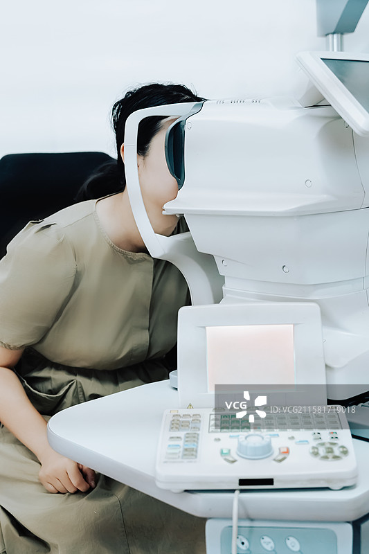 女性正在进行眼科检查图片素材
