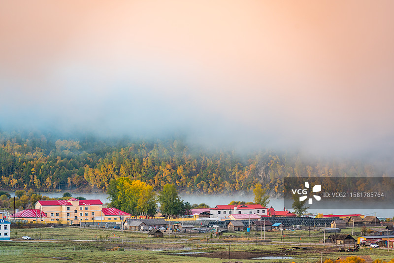 额尔古纳市奇乾村晨雾炊烟图片素材