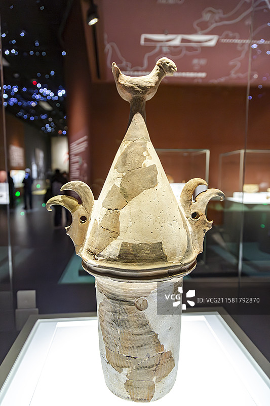 北京中国考古博物馆文物新石器时代大汶口文化立鸟异形陶器，安徽蒙城尉迟寺遗址出土图片素材