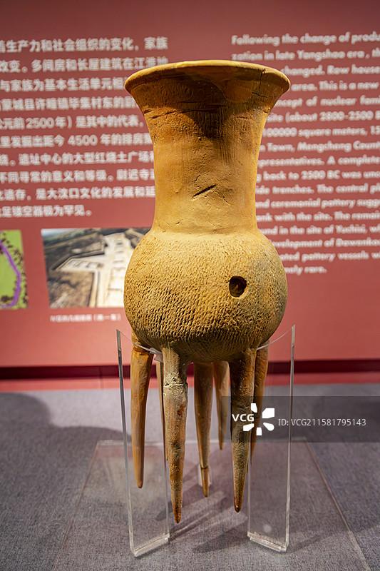 北京中国考古博物馆文物新石器时代大汶口文化七足镂孔陶器，安徽蒙城尉迟寺遗址出土图片素材