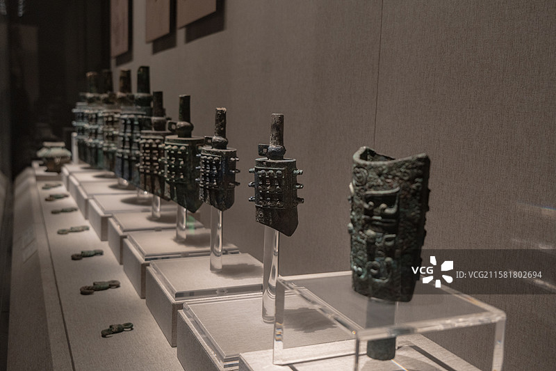 河南省博物院 周时期的青铜器及少量玉器、金器。青铜器包括青铜筒形器、青铜兽面饰、青铜鱼形器 、车马器图片素材