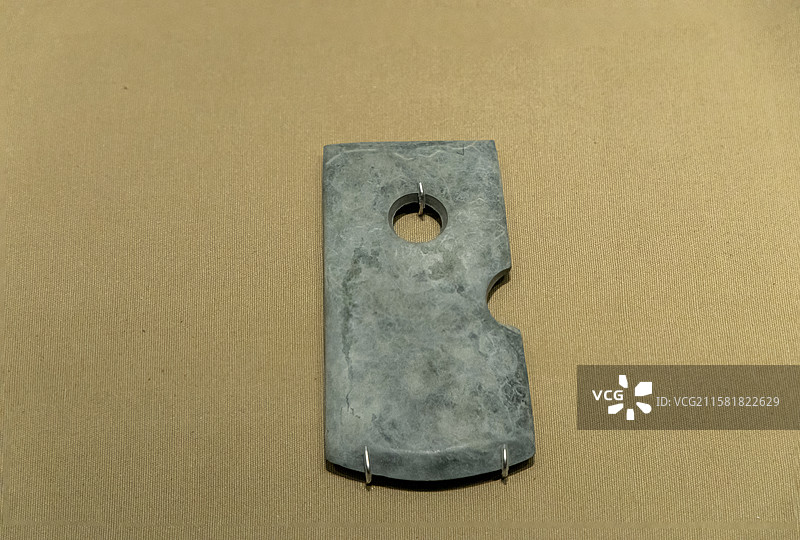 湖北省博物馆“极目楚天——湖北古代文明展”：石钺（油子岭文化时期，宜城顾家坡70号墓出土）图片素材