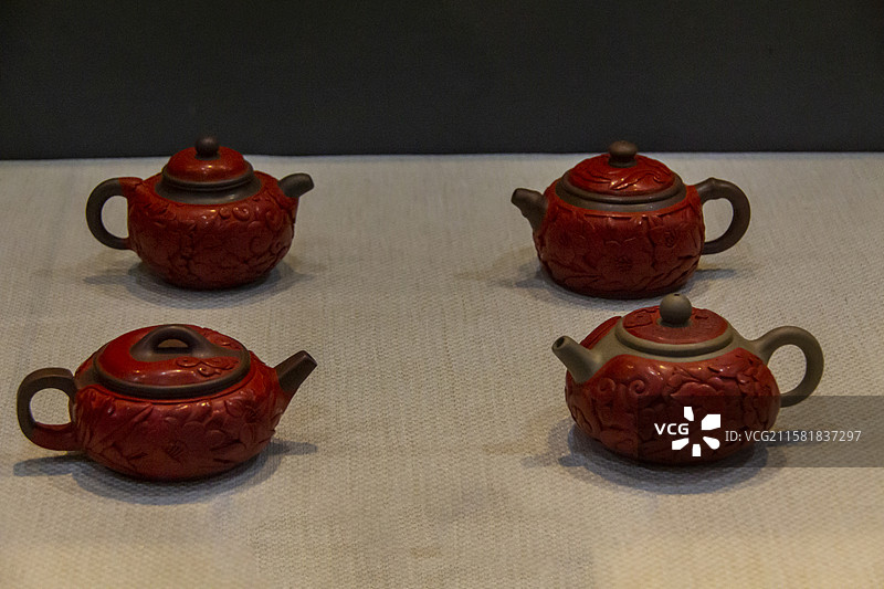 北京市东城区第二文化馆“非遗博物馆”：雕漆技艺——花卉如意壶（马宁，2016年）图片素材