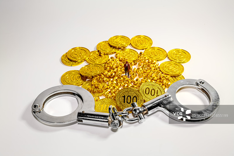 白色背景上的金融金币和手铐图片素材