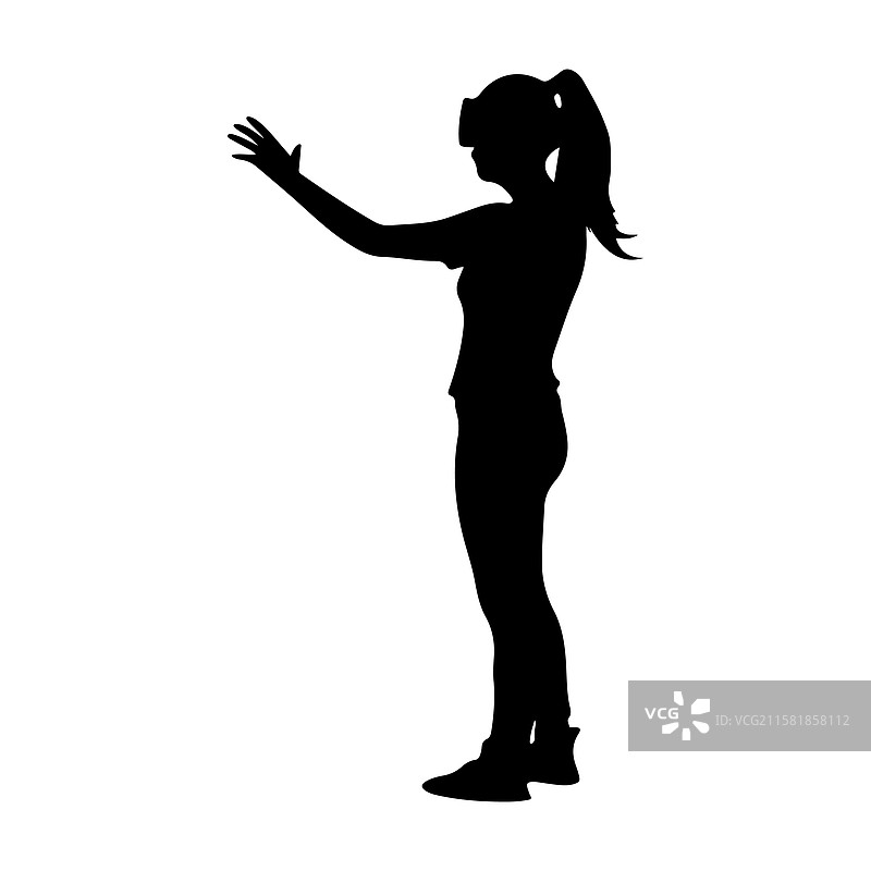 年轻女孩使用虚拟现实的剪影图片素材