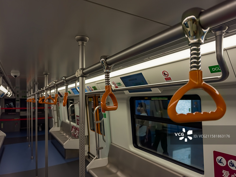 地铁车厢内扶手图片素材