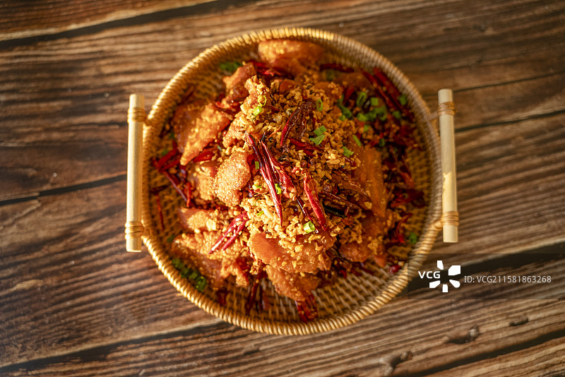 棚拍菜品，棚拍桌上盘子里的食物的特写镜头，炸猪排辣味图片素材