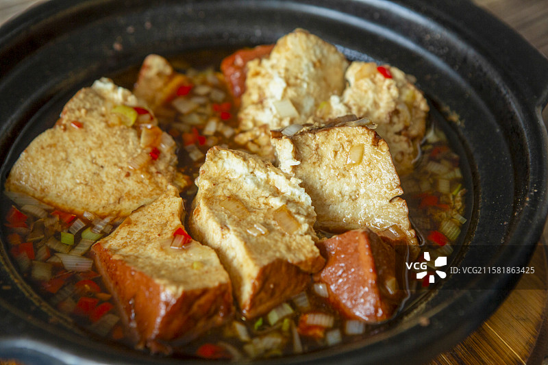 棚拍菜品，棚拍桌上盘子里的食物的特写镜头，豆腐图片素材