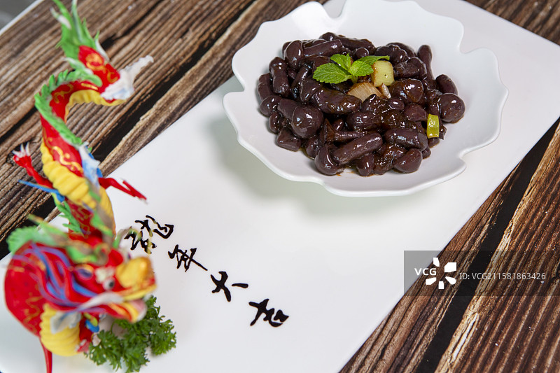 棚拍菜品，棚拍桌上盘子里的食物的特写镜头，葱烧野生红蘑图片素材