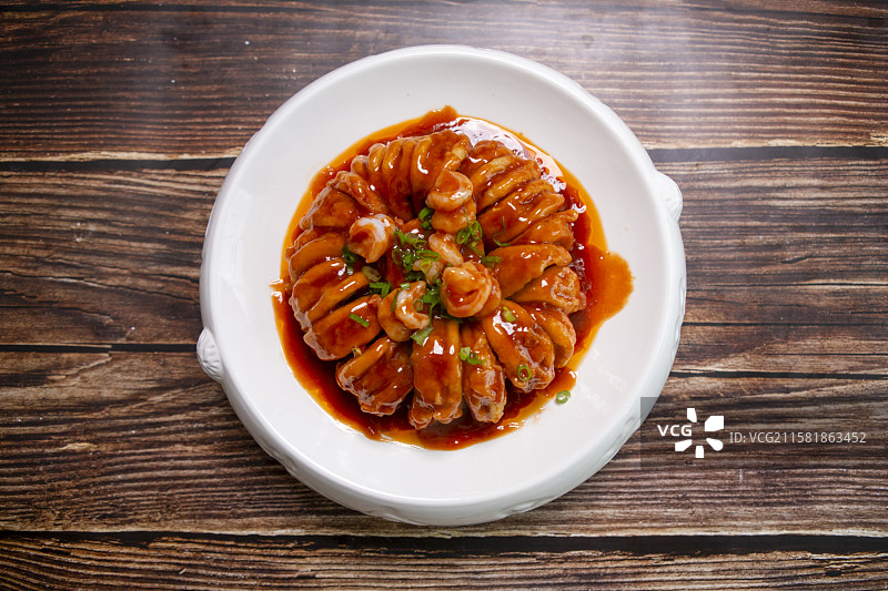 棚拍菜品，棚拍桌上盘子里的食物的特写镜头，鱼香茄夹图片素材