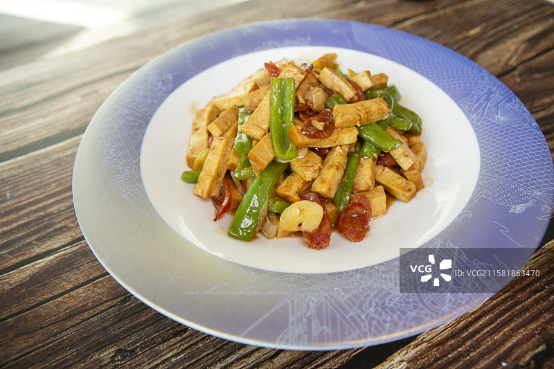 棚拍菜品，棚拍桌上盘子里的食物的特写镜头，豌豆素鸡图片素材