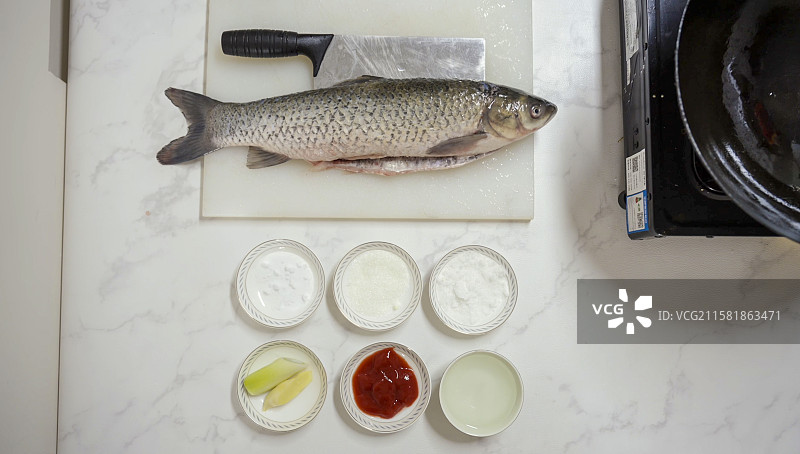 棚拍菜品，棚拍桌上盘子里的食物的特写镜头，菜板上的鱼图片素材