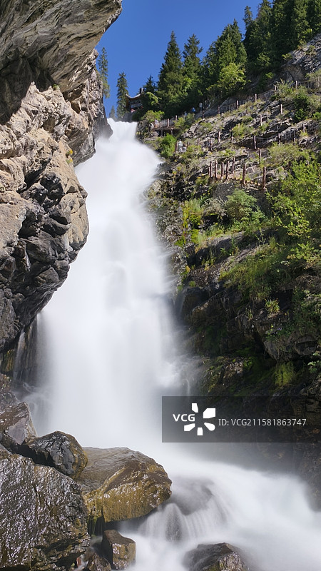 新疆天山天池飞龙潭瀑布图片素材