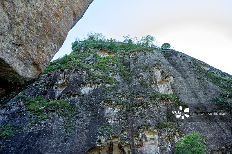 深山峡谷赤壁丹崖 泰宁世界地质公园 上清溪漂流 福建丹霞地貌 蜂窝状洞穴 泰宁溪大金湖上游图片素材