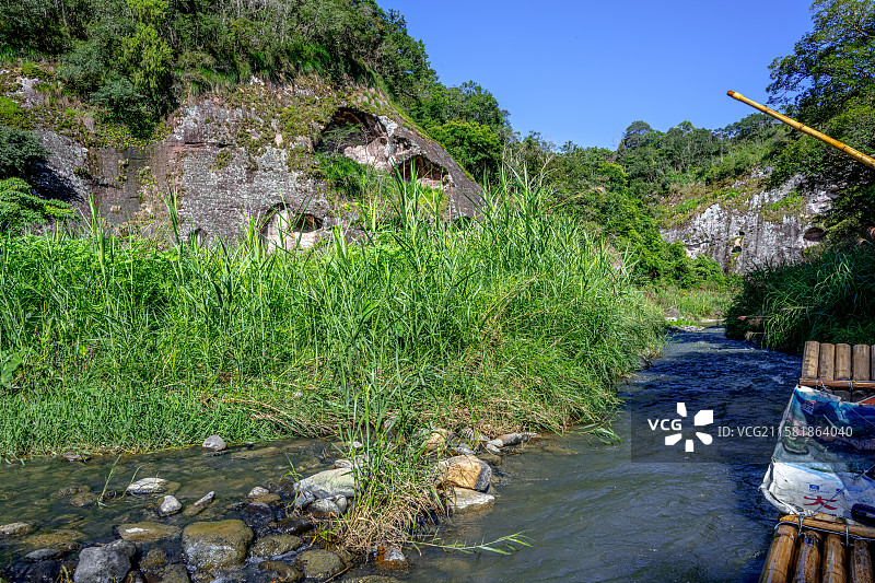 深山峡谷赤壁丹崖 泰宁世界地质公园 上清溪漂流 福建丹霞地貌 蜂窝状洞穴 泰宁溪大金湖上游图片素材