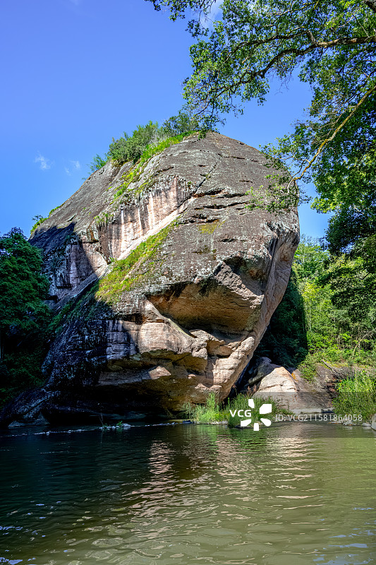 深山峡谷赤壁丹崖 泰宁世界地质公园 上清溪漂流 福建丹霞地貌 蜂窝状洞穴 泰宁溪大金湖上游图片素材