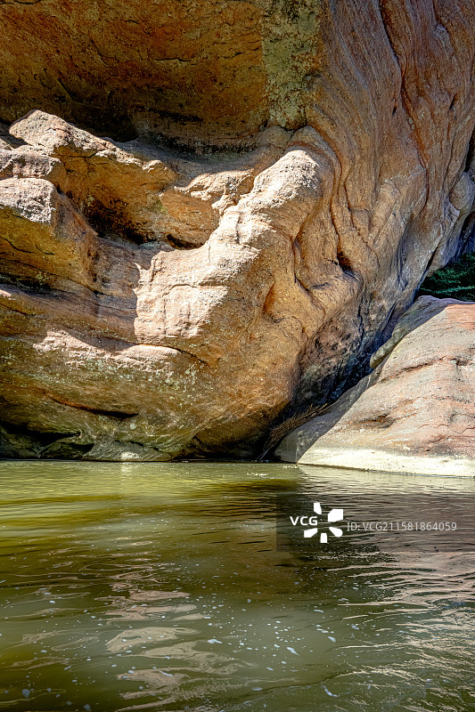 深山峡谷赤壁丹崖 泰宁世界地质公园 上清溪漂流 福建丹霞地貌 蜂窝状洞穴 泰宁溪大金湖上游图片素材