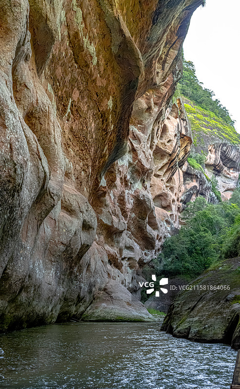 深山峡谷赤壁丹崖 丹霞地貌流水侵蚀 泰宁世界地质公园 上清溪漂流 蜂窝状洞穴 泰宁溪大金湖上游图片素材