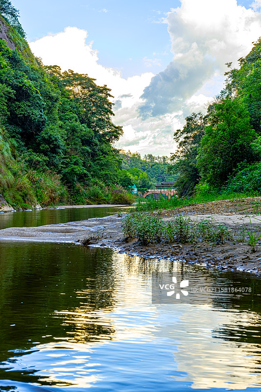 深山峡谷赤壁丹崖 泰宁世界地质公园 上清溪漂流 福建丹霞地貌 蜂窝状洞穴 泰宁溪大金湖上游图片素材