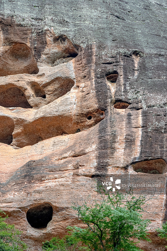 深山峡谷赤壁丹崖 丹霞地貌蜂窝状洞穴 泰宁世界地质公园 上清溪漂流 泰宁溪大金湖上游图片素材