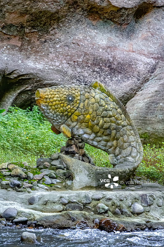 深山峡谷赤壁丹崖 鲤鱼跃龙门 泰宁世界地质公园 上清溪漂流 福建丹霞地貌 蜂窝状洞穴 泰宁溪图片素材