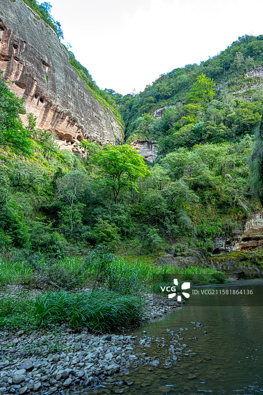 深山峡谷赤壁丹崖 泰宁世界地质公园 上清溪漂流 福建丹霞地貌 蜂窝状洞穴 泰宁溪大金湖上游图片素材