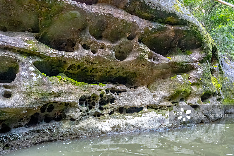 丹霞地貌蜂窝状洞穴 深山峡谷赤壁丹崖 泰宁世界地质公园 上清溪漂流 泰宁溪大金湖上游图片素材