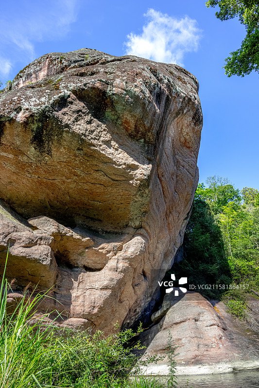 深山峡谷赤壁丹崖 泰宁世界地质公园 上清溪漂流 福建丹霞地貌 蜂窝状洞穴 泰宁溪大金湖上游图片素材