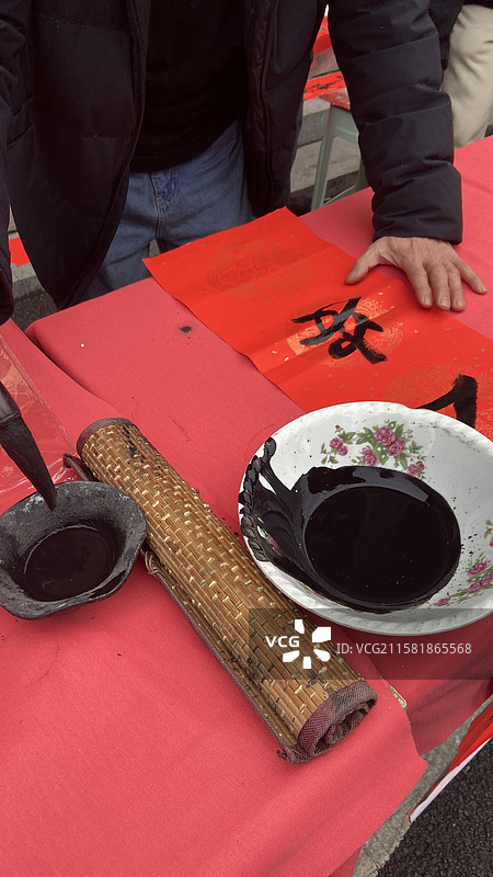 手写春联的红色场景图片素材