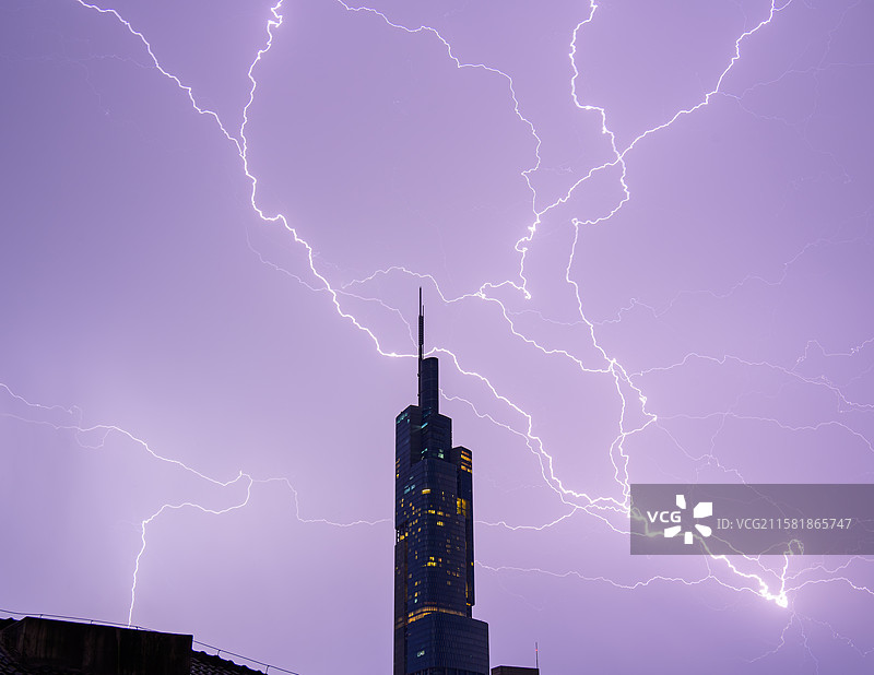 紫峰大厦闪电仰视视角图片素材