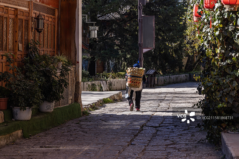 云南束河古镇背背篓的老人图片素材