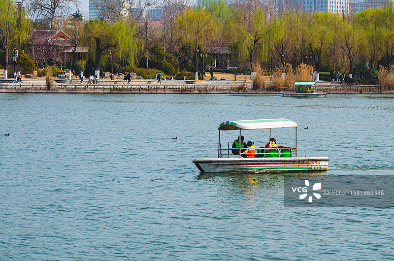 中国成功公园自然风光和休闲娱乐拍摄主题，正在湖水中划船的游客，户外白昼无人图像摄影图片素材