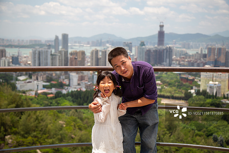 父女合影，厦门城市风光背景图片素材