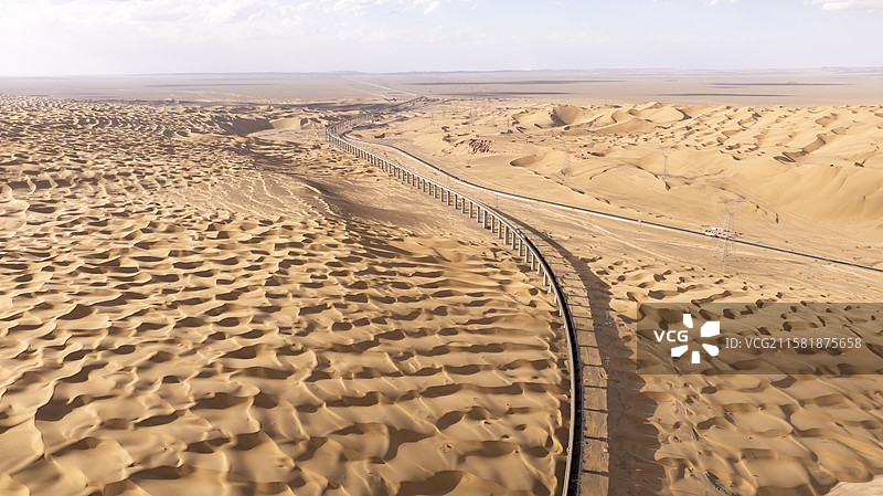 老火车行驶过沙漠上的铁轨航拍图片素材