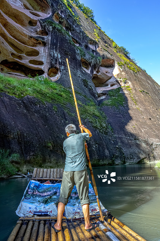 艄公 梢工 撑船的人 乘坐竹筏漂流观看丹霞地貌 福建泰宁上清溪漂流穿越峡谷浅滩图片素材