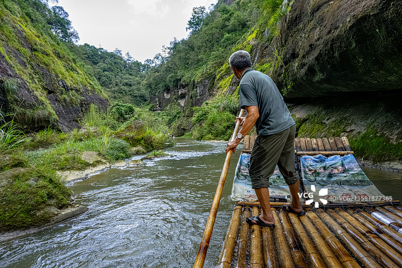 艄公 梢工 撑船的人 乘坐竹筏漂流观看丹霞地貌 福建泰宁上清溪漂流穿越峡谷浅滩图片素材