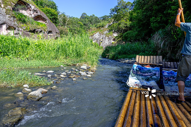 艄公 梢工 撑船的人 乘坐竹筏漂流观看丹霞地貌 福建泰宁上清溪漂流穿越峡谷浅滩图片素材