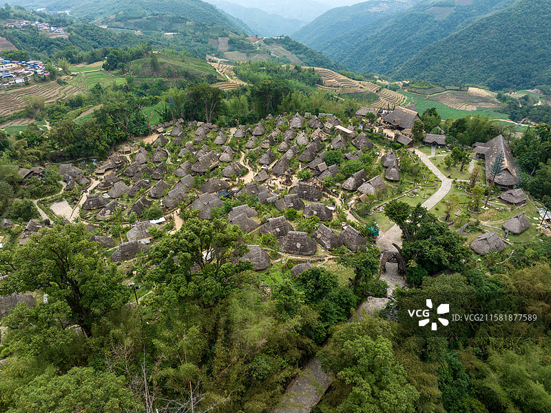 临沧市沧源县勐角乡翁丁古村落传统建筑航拍图片素材