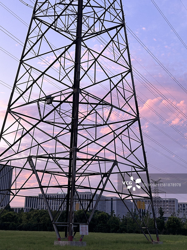 电塔后的火烧云图片素材