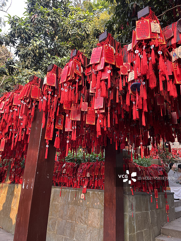 凤凰山寺庙许愿屋，树木柱子红色许愿牌图片素材