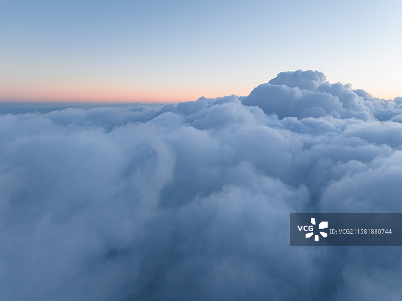 拍摄于昆明西山蓝调时分云层及天空维纳斯带纯净背景航拍照片图片素材