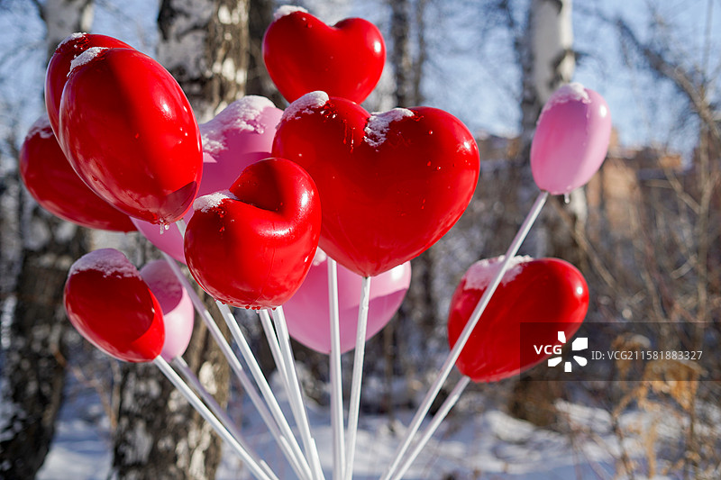 阿勒泰桦林公园陈设爱心装饰物图片素材