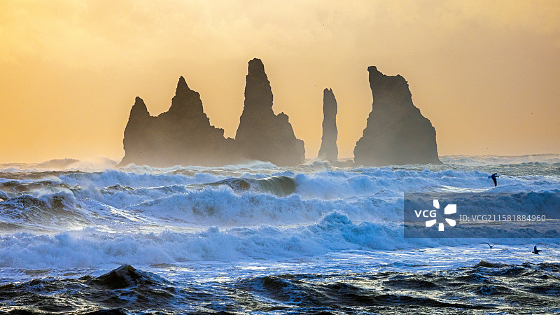 冰岛维克黑沙滩傍晚时分的狂风巨浪图片素材