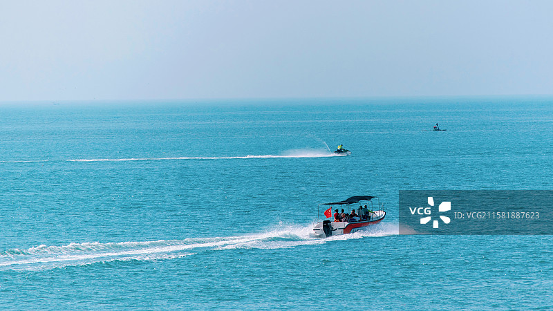 在海上航行的快艇图片素材