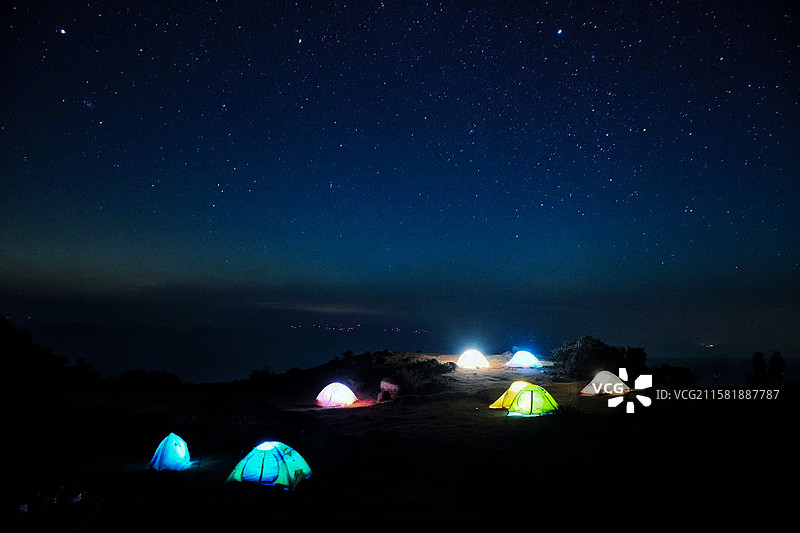 夏季星空下的露营多个帐篷亮灯图片素材