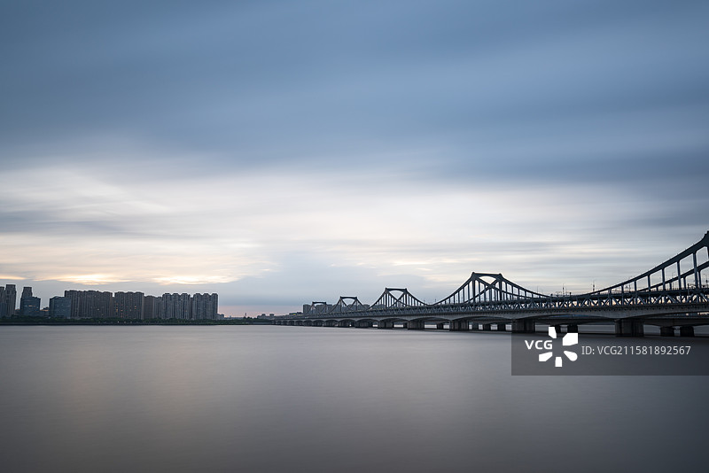 浙江省杭州市钱塘江畔日落夜晚晚霞铁路桥长时间曝光风景图片素材