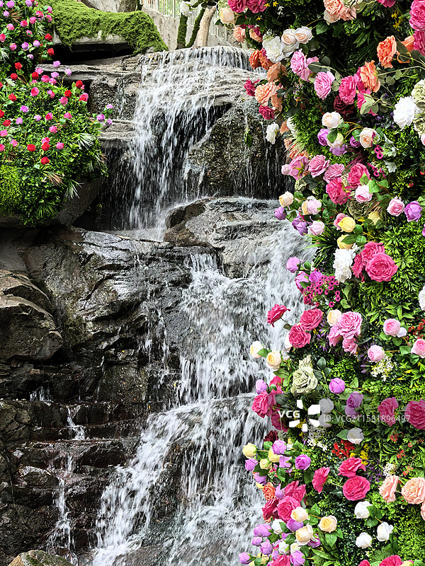 山西晋中红崖峡谷流水瀑布和鲜花交相辉映图片素材