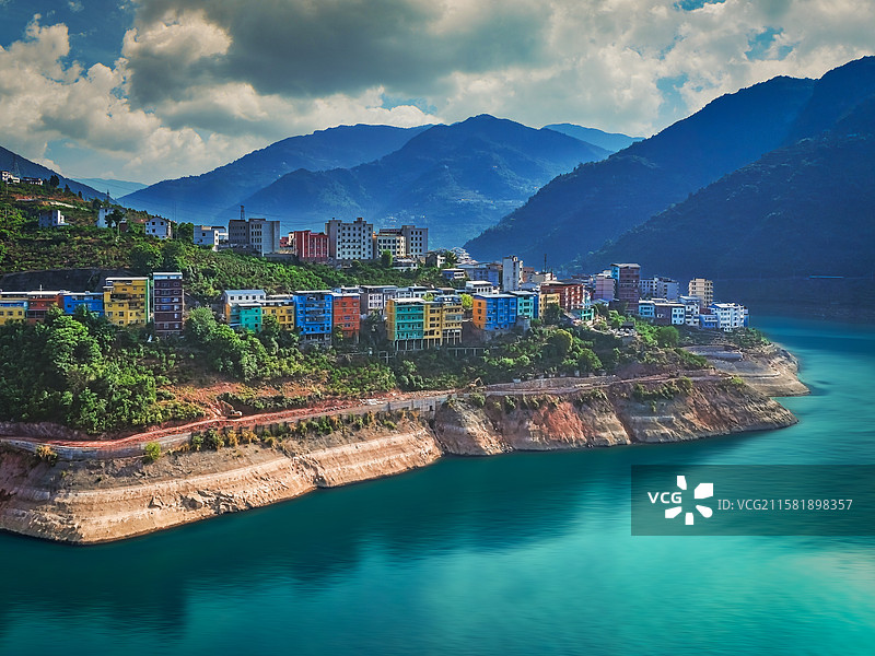 春季航拍长江三峡348国道沿途风景图片素材